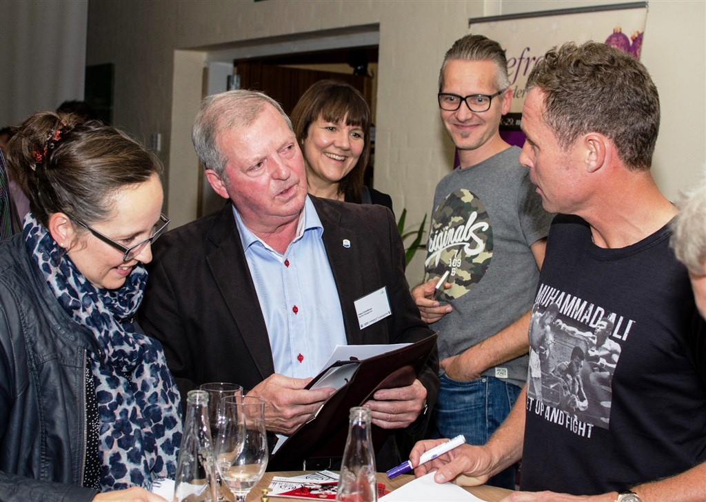 Efter foredraget udleverede Tom K (t.h.) mange autografer.